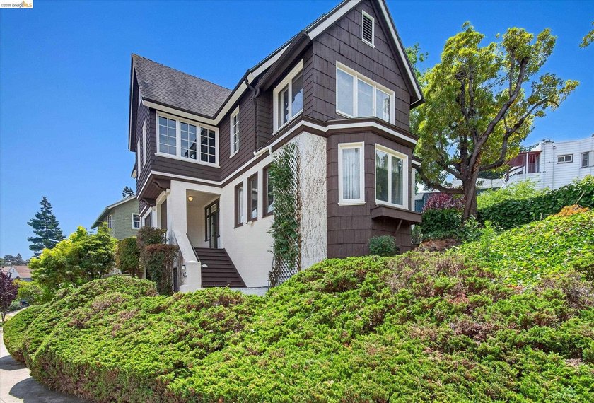 Welcome to this beautiful neighborhood, renowned for its - photo 4