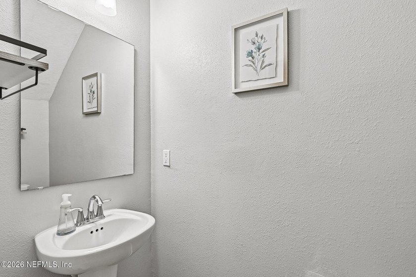 Move right into this beautifully maintained, one-owner townhome - photo 30