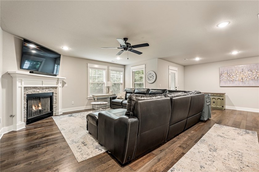 Built by renowned Dave Marrs Development, this stunning - photo 33