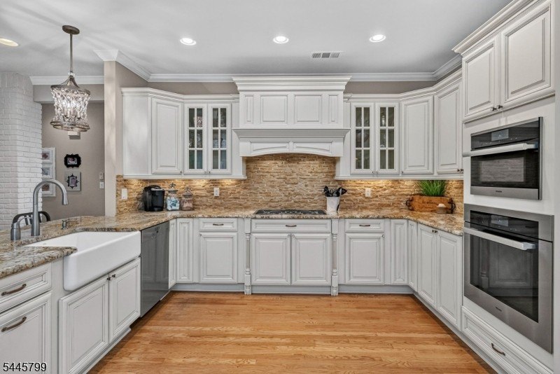 Spectacular Colonial in Sought-After Vizcaya Estates! Welcome to - photo 3