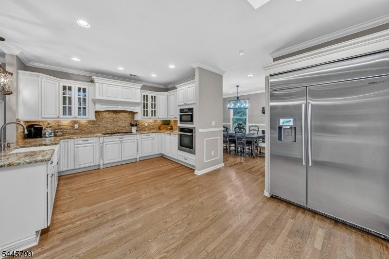 Spectacular Colonial in Sought-After Vizcaya Estates! Welcome to - photo 4