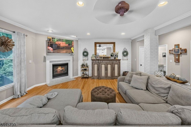 Spectacular Colonial in Sought-After Vizcaya Estates! Welcome to - photo 9