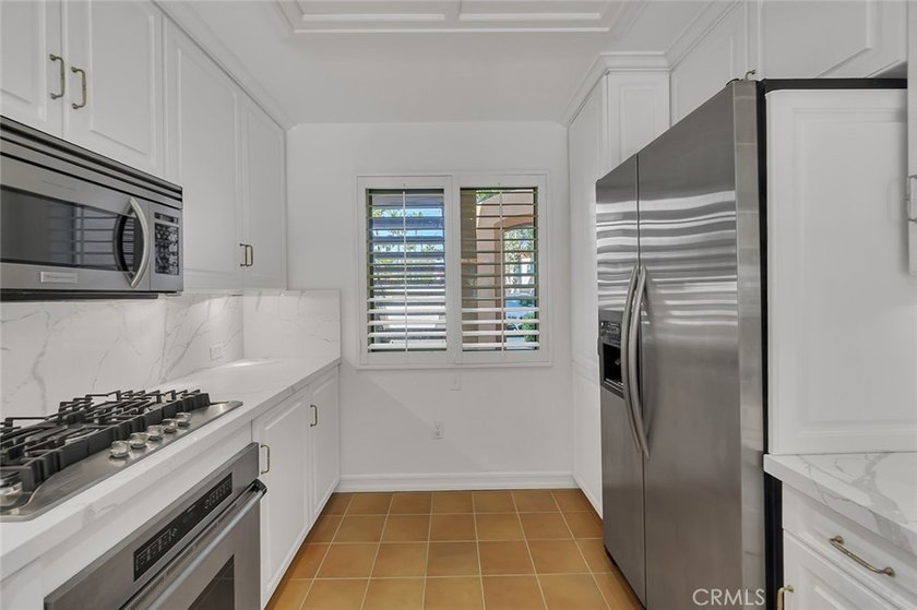 Discover luxurious single-level living in this well appointed 2 - photo 2