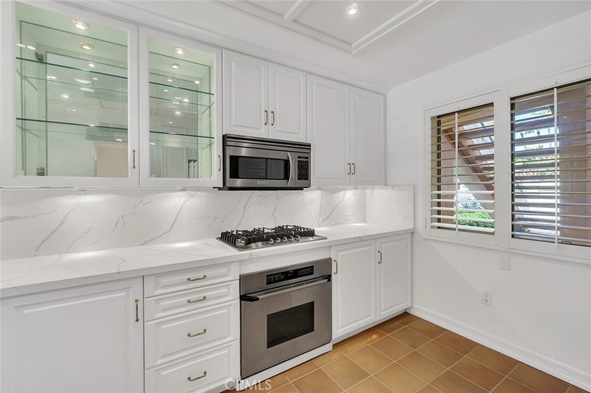 Discover luxurious single-level living in this well appointed 2 - photo 4
