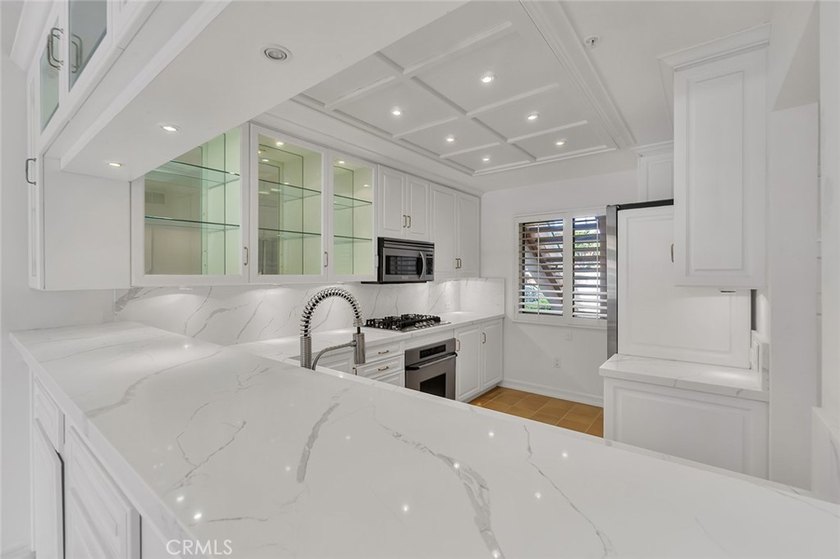 Discover luxurious single-level living in this well appointed 2 - photo 6
