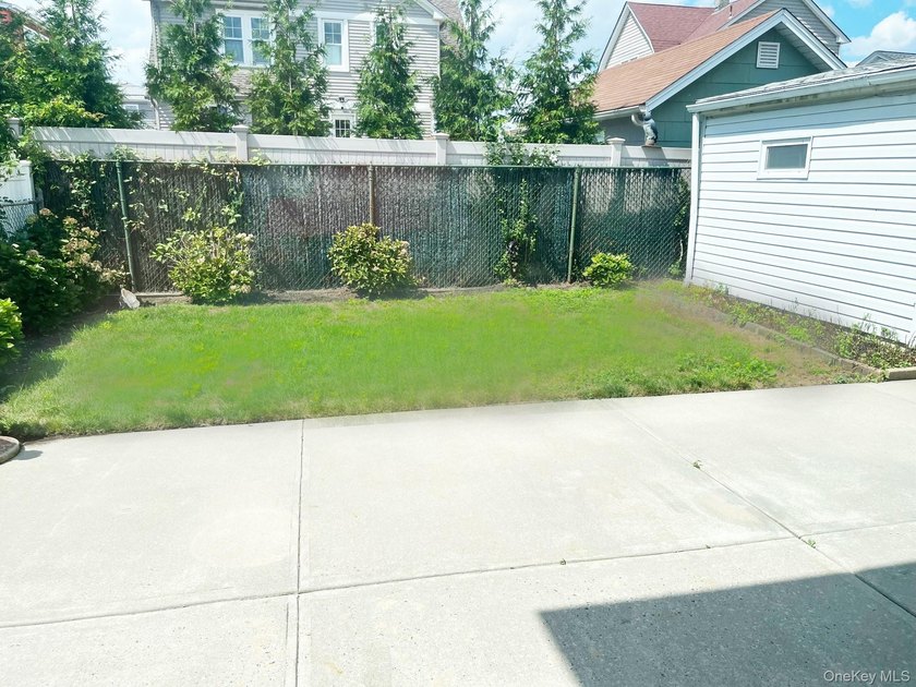 4 bedroom, 2 bath East Rockaway Recently Renovated High Ranch - photo 15