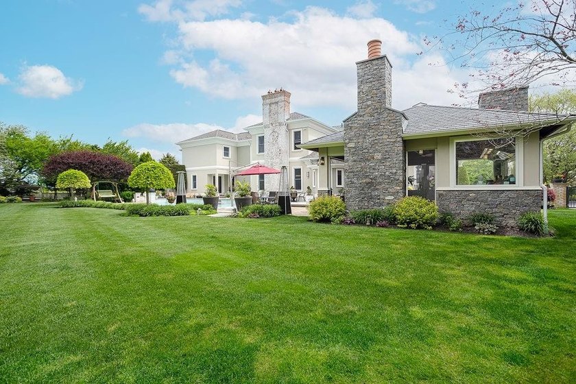 Set behind layers of mature landscaping and sculpted hedges - photo 17