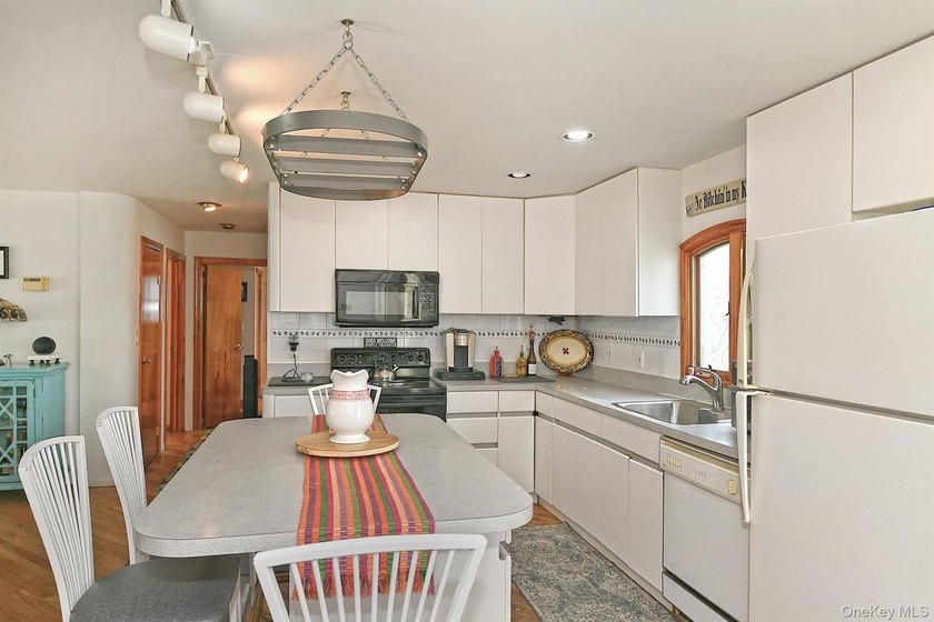 Welcome to this spacious five bedroom, three bath home - photo 11