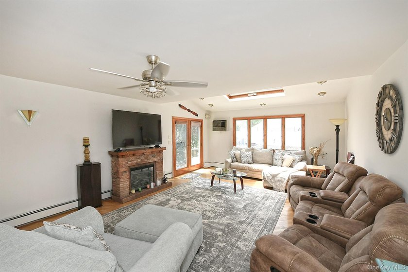 Welcome to this spacious five bedroom, three bath home - photo 12