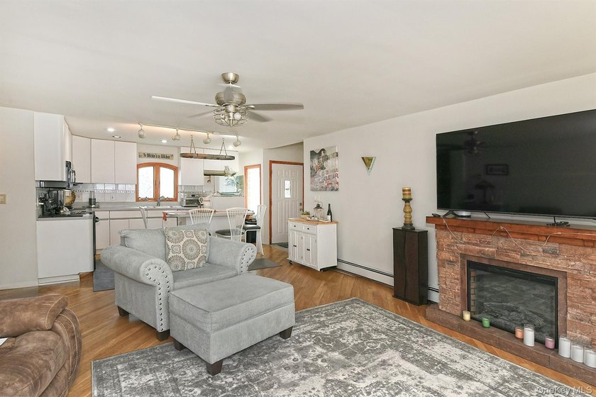 Welcome to this spacious five bedroom, three bath home - photo 13