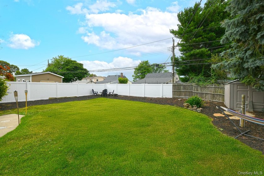 Welcome to this spacious five bedroom, three bath home - photo 17
