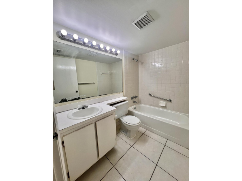 FOR SALE 2-Bedroom, 2-Bathroom Condo with Pool and Lake - photo 7