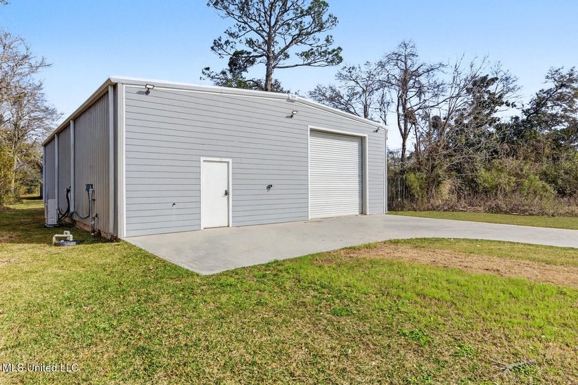 Welcome to South Pascagoula. This 3 bedroom 2 bath home also - photo 3