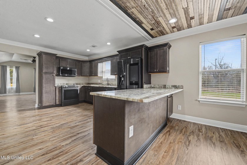 Welcome to South Pascagoula. This 3 bedroom 2 bath home also - photo 10