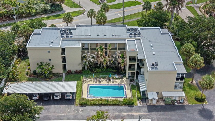 Amazing location - 2nd floor 2 bedroom/2 bath condo conveniently - photo 2