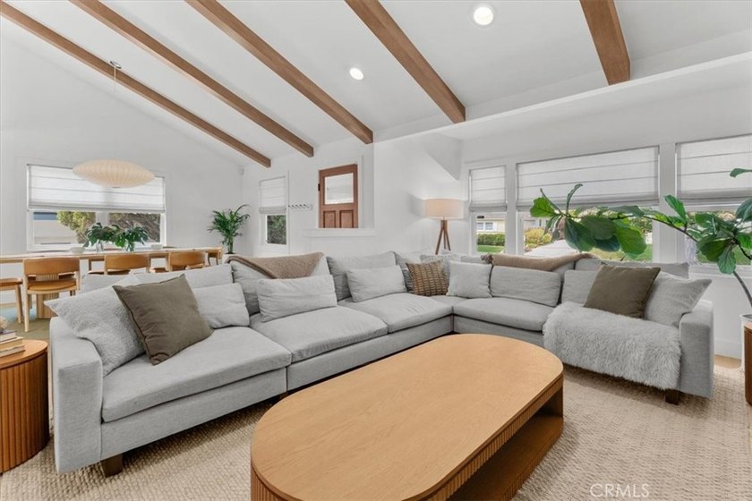 Experience the perfect blend of timeless design, modern comfort - photo 4