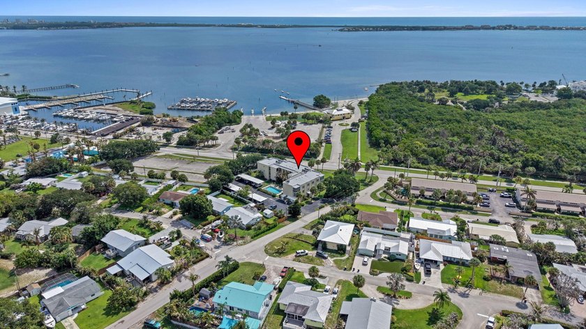 Amazing location - 2nd floor 2 bedroom/2 bath condo conveniently - photo 4