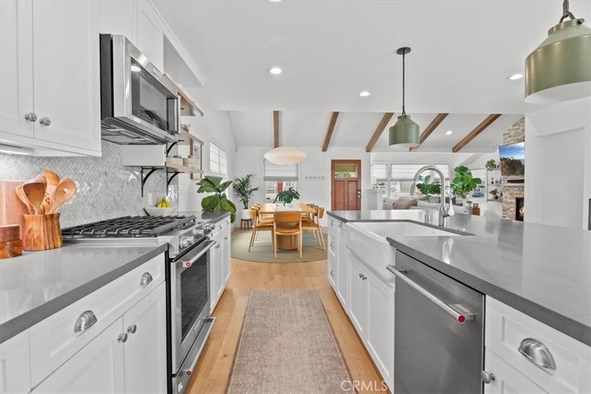 Experience the perfect blend of timeless design, modern comfort - photo 7