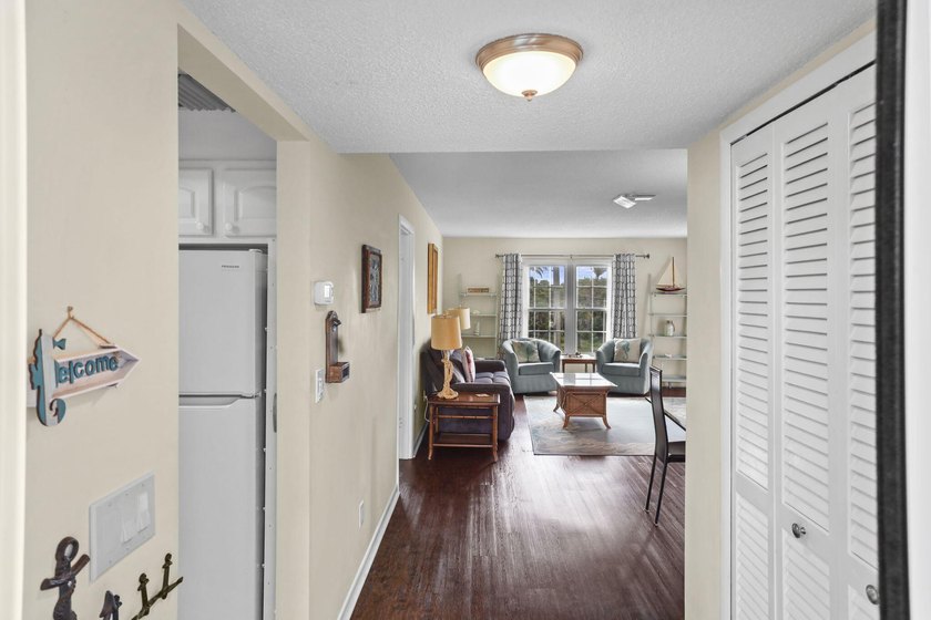 Amazing location - 2nd floor 2 bedroom/2 bath condo conveniently - photo 7