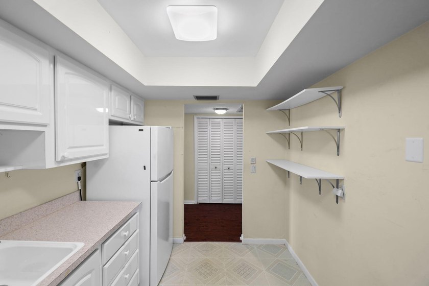 Amazing location - 2nd floor 2 bedroom/2 bath condo conveniently - photo 8