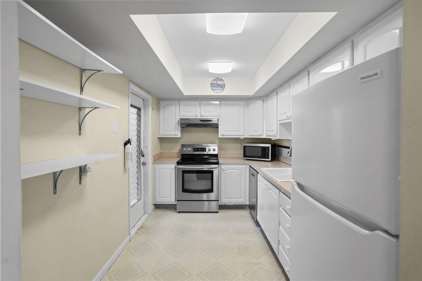 Amazing location - 2nd floor 2 bedroom/2 bath condo conveniently - photo 9