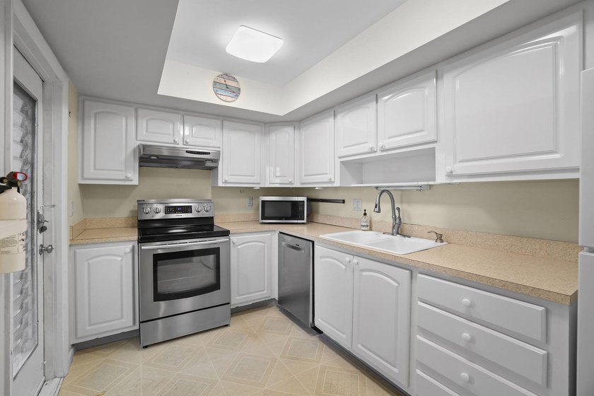 Amazing location - 2nd floor 2 bedroom/2 bath condo conveniently - photo 10