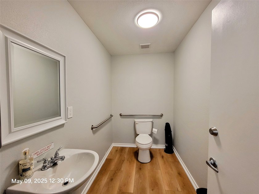EXCELLENT AND CONVENIENT COMMERCIAL LOCATION! Easy access to - photo 8