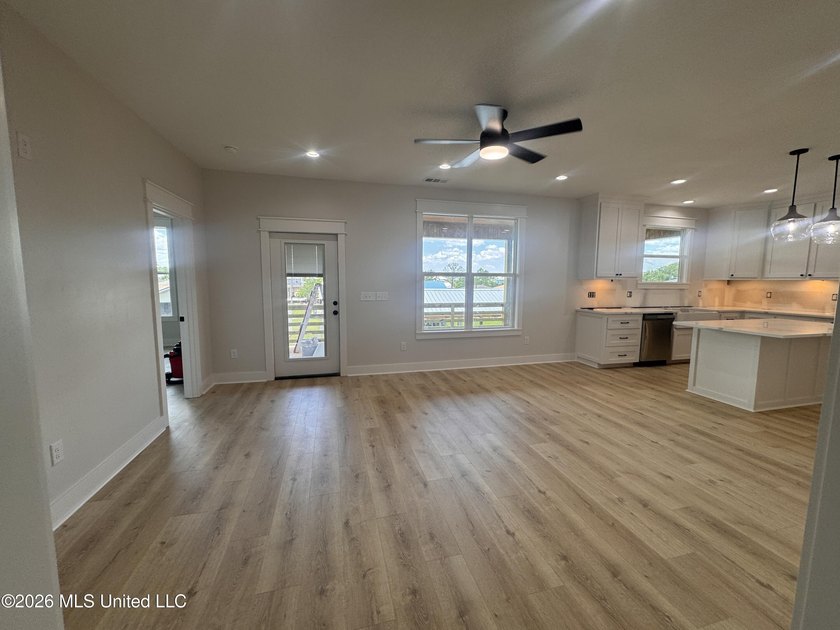 Beautiful canal-front home just minutes from downtown Bay St - photo 17