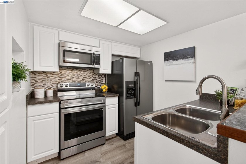 Beautiful ground-floor corner-unit condo featuring 2 bedrooms, 2 - photo 2