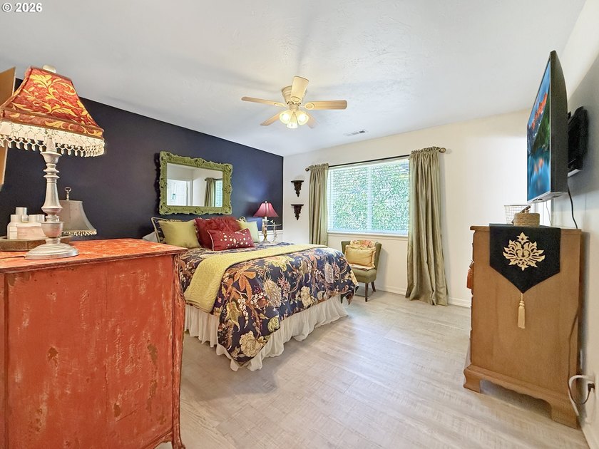 Welcome to this charming single-level home in Brookings, Oregon - photo 11