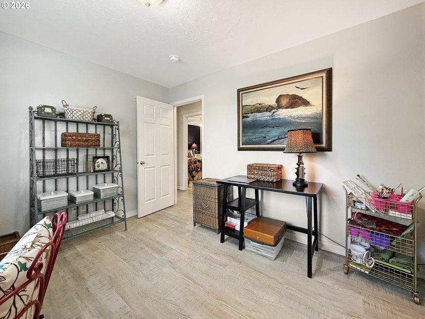 Welcome to this charming single-level home in Brookings, Oregon - photo 20
