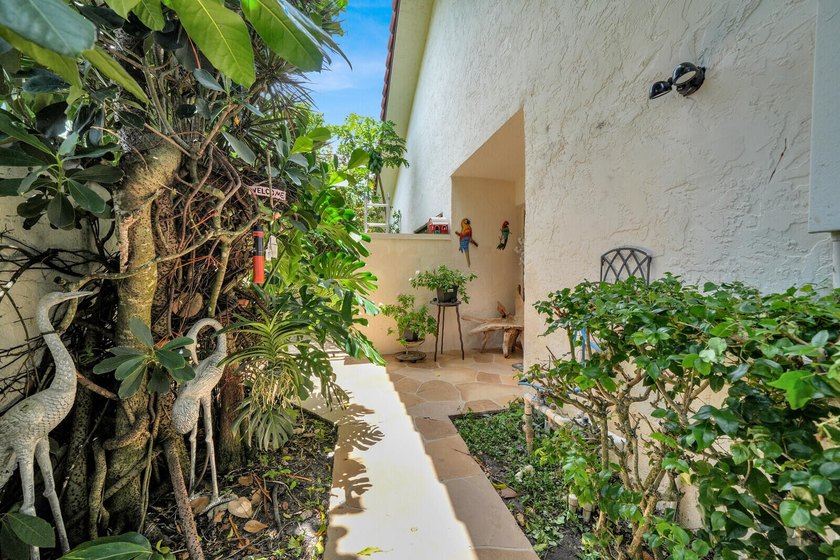 Welcome to this beautifully maintained corner lot 2-bedroom - photo 7