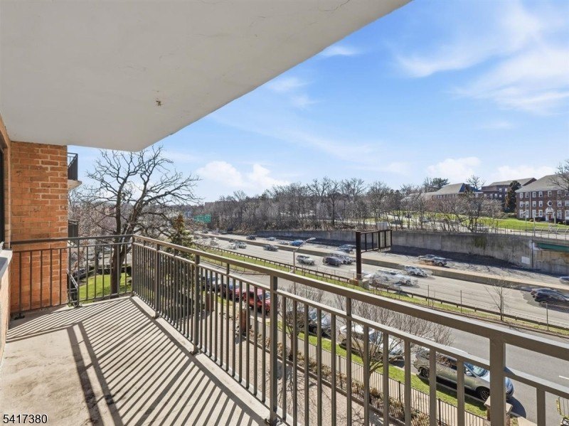 Welcome to this beautifully appointed move-in-ready condo - photo 2