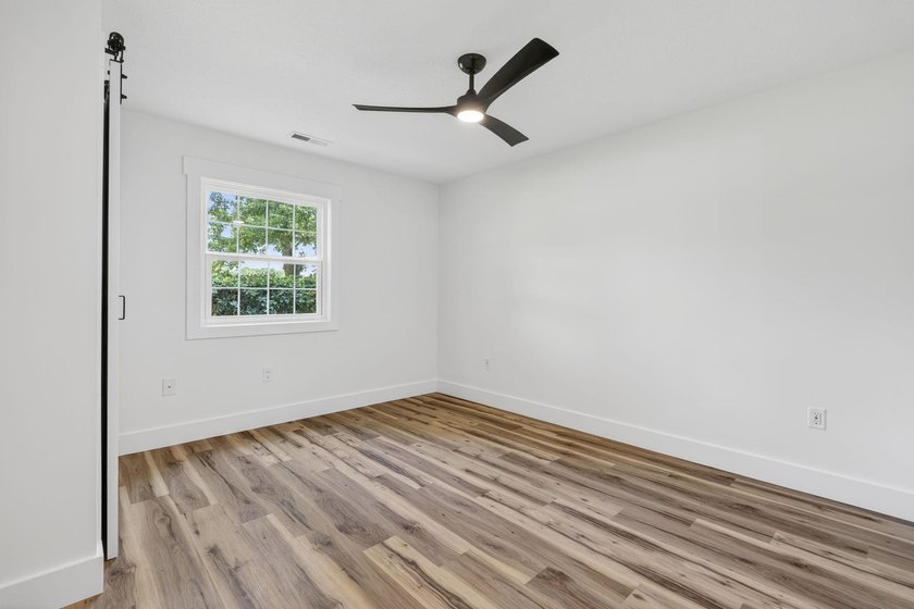 Fully renovated, ground-floor end-unit two-bedroom, two-bathroom - photo 23