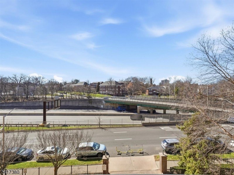 Welcome to this beautifully appointed move-in-ready condo - photo 3