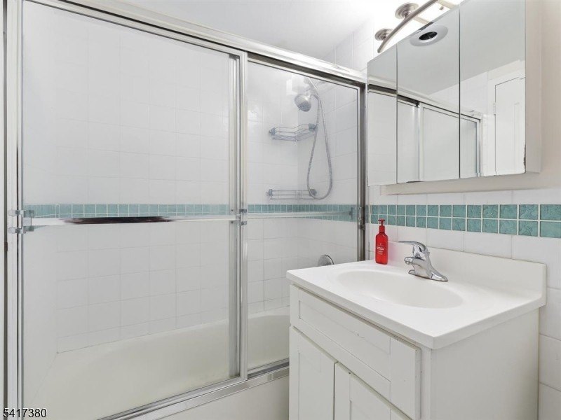 Welcome to this beautifully appointed move-in-ready condo - photo 5