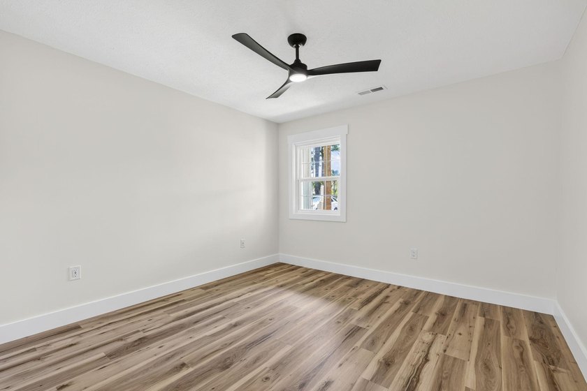 Fully renovated, ground-floor end-unit two-bedroom, two-bathroom - photo 27