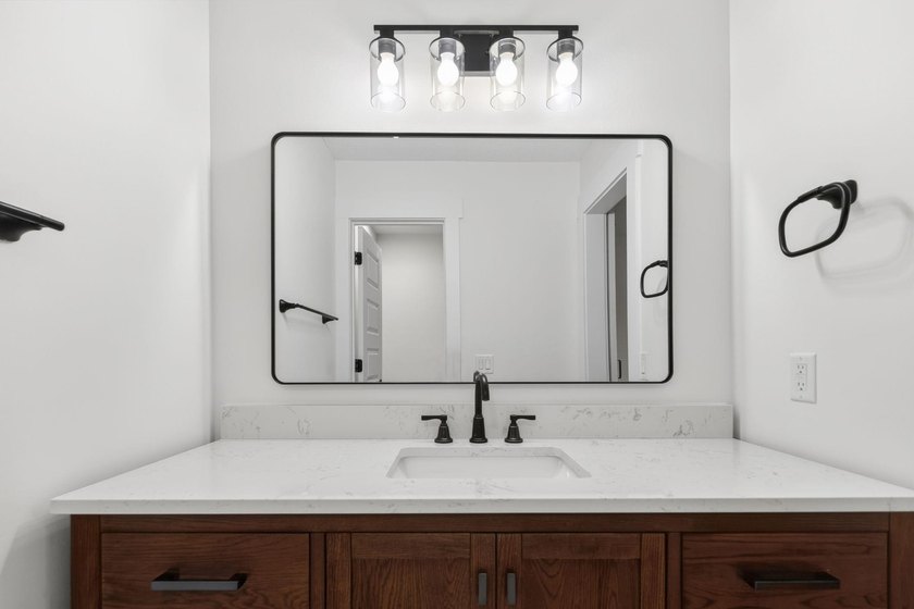 Fully renovated, ground-floor end-unit two-bedroom, two-bathroom - photo 28