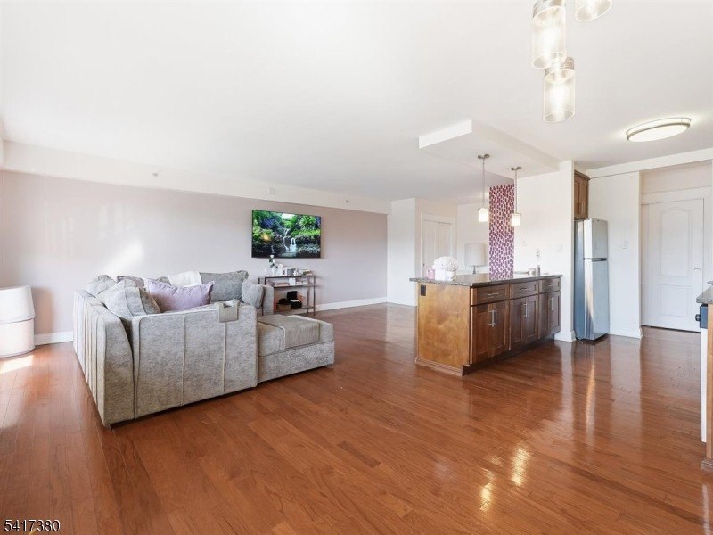 Welcome to this beautifully appointed move-in-ready condo - photo 10