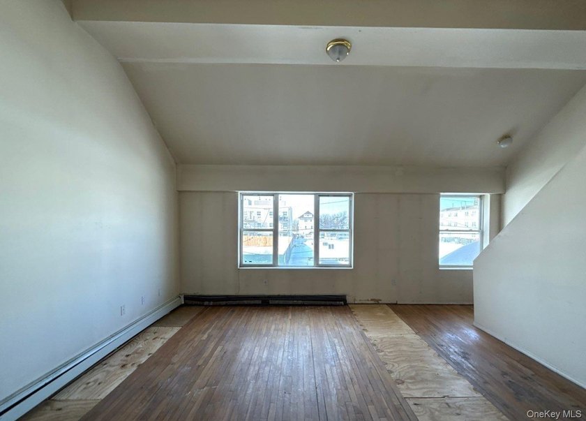 Colonial-style, Legal 2-family home, with 3 levels, featuring 5 - photo 4