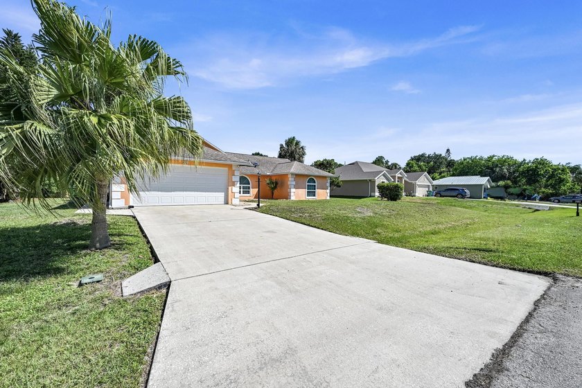 Looking to build sweat equity and make this home your own? This - photo 2