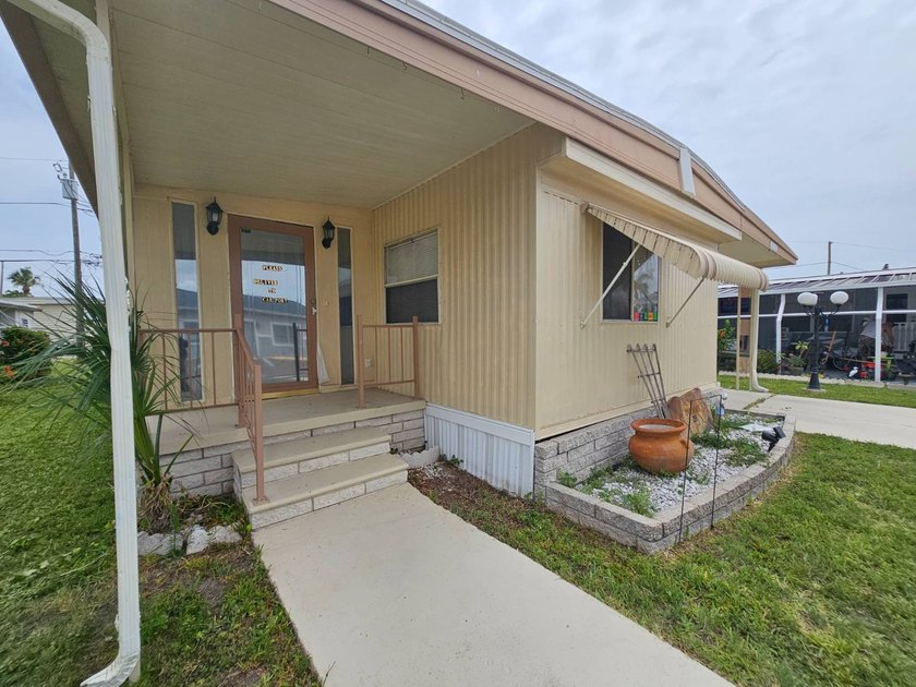 Welcome to your peaceful retreat in this beautiful 2-bedroom - photo 3