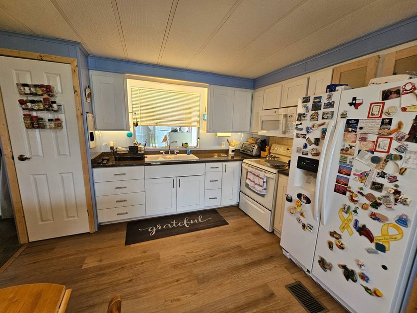 Welcome to your peaceful retreat in this beautiful 2-bedroom - photo 10