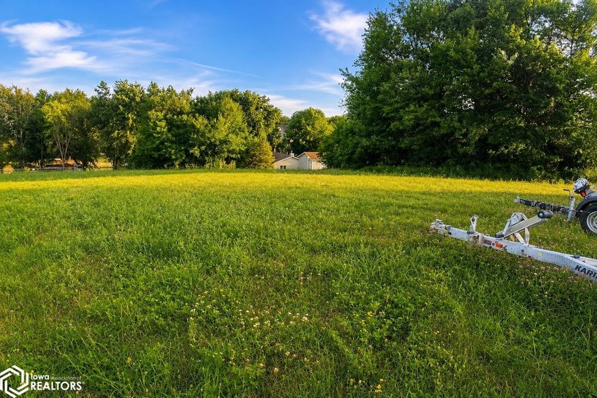 Build your dream at beautiful Sun Valley Lake! This level lot - photo 3