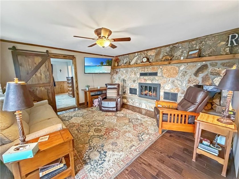 Welcome to your Lake of the Ozarks waterfront home with distinct - photo 11
