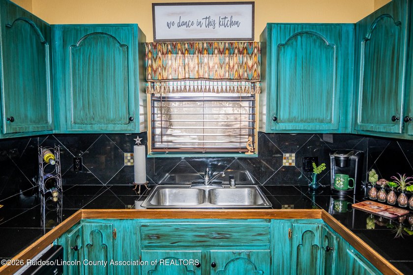 AWESOME 3 BEDROOM, 3 1/2 BATH - Level entry Condo in beautiful - photo 37