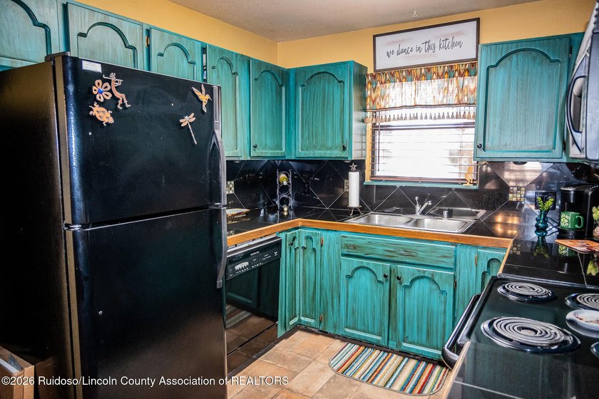 AWESOME 3 BEDROOM, 3 1/2 BATH - Level entry Condo in beautiful - photo 38