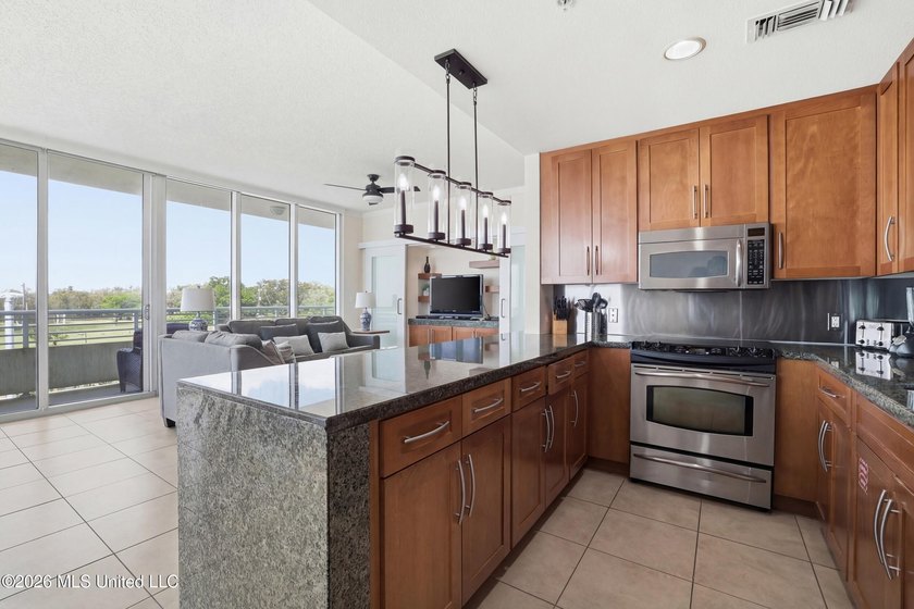 Spectacular front unit with floor to ceiling windows that allow - photo 13