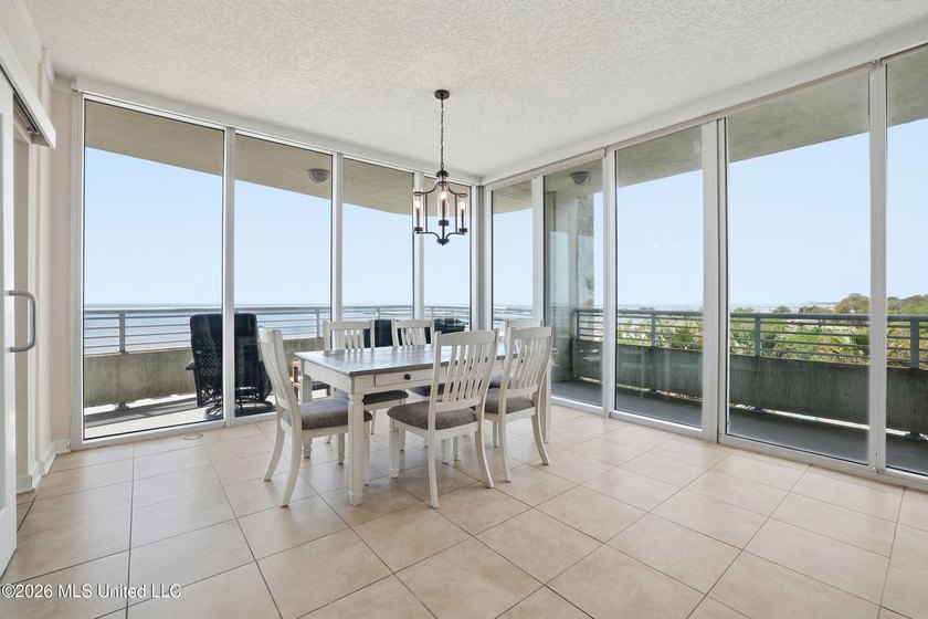 Spectacular front unit with floor to ceiling windows that allow - photo 14