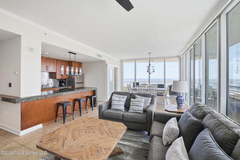Spectacular front unit with floor to ceiling windows that allow - photo 16